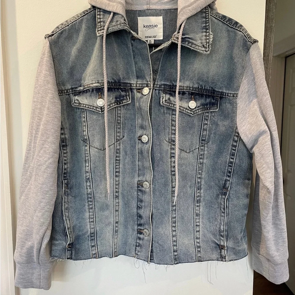 Hand painted jean jacket with MTV logo (90s vibes) - Picture 4 of 8
